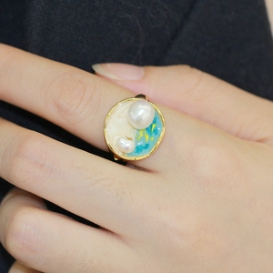 Bague dorée de style peinture à l'huile avec émail bleu blanc et perles naturelles femme