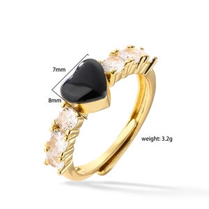 Macro shot showing 7x8mm black enamel heart center stone and 3.2g weight details