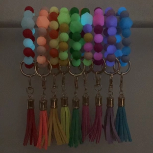 Portachiavi con perline in silicone luminoso e nappa con effetto fluorescente