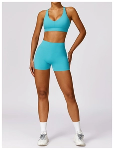 Détail du short de yoga bleu vif à taille haute avec effet push-up fessier