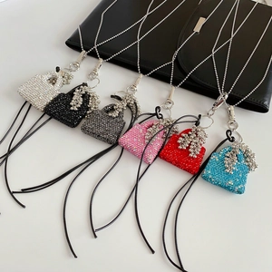 Détails macro de breloques mini sacs en strass en six couleurs sur fond blanc