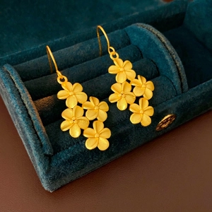 Élégantes boucles d'oreilles pendantes fleurs mates plaquées or 18K dans leur écrin