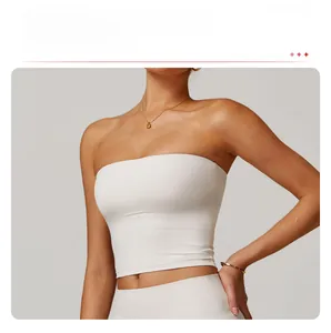 Gros plan d'une brassière de sport blanche sans bretelles avec un ourlet ajusté à la taille