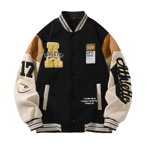 Détail d'une veste style collège avec broderie bouclée et finitions en bord-côte rayé