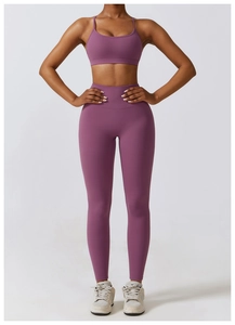 Détail d'un ensemble de yoga violet mat extensible avec brassière et legging taille haute