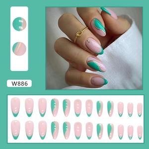 Ongles amandes vert forêt à vagues avec feuilles d'or et design français