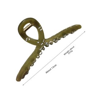 Detail view of a 13cm olive green jelly hair claw clip with measurements and weight info