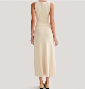 Vue arrière détaillée d'une robe longue en maille sans manches beige au design minimaliste