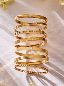 Collection de sept bracelets en acier inoxydable plaqué or 18 carats sertis de zircons