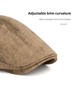 Détail d'une casquette plate marron montrant la texture du tissu et le bord pliable pratique