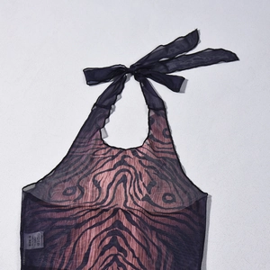 Nahaufnahme des transparenten Netz-Halter-Tops mit Tigermuster und feinen Stoffnähten