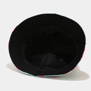 Détail du chapeau bob réversible avec imprimé flamant rose et doublure en tissu noir