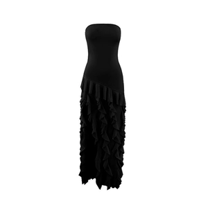 Détail d'une élégante robe noire bustier avec ourlet à volants et fente latérale chic