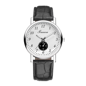 Vue détaillée de la montre à quartz avec cadran blanc, petite seconde et bracelet en cuir