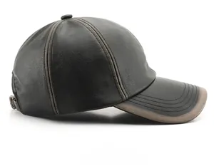 Vue latérale d'une casquette de baseball en cuir gris foncé avec détails vieillis