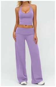 Détail d'un ensemble de yoga lilas avec haut licou et pantalon large à taille haute