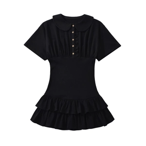 Détail de la robe courte noire avec col Claudine et boutons dorés sur le devant