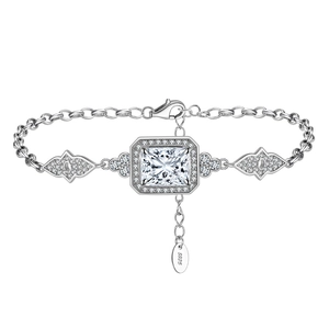 Détail du poinçon en argent sterling S925 et du sertissage de zircon blanc sur la chaîne
