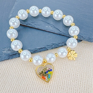 Elegant pearl bracelet with gold Mom heart charm and clover pendant for gift