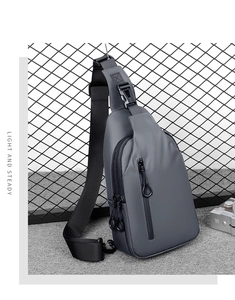 Detailansicht der wasserabweisenden dunkelgrauen Crossbody-Brusttasche mit Schultergurt