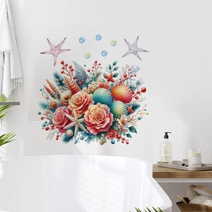 Détail de stickers muraux coquillages et fleurs colorés dans une salle de bain blanche