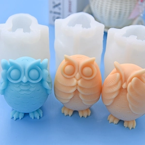 Tre stampi in silicone a forma di gufo per candele e saponi con trame di piume