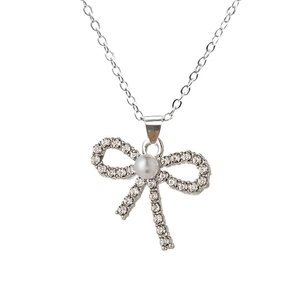 Collier nœud argenté scintillant avec perle blanche et cristaux pour femmes