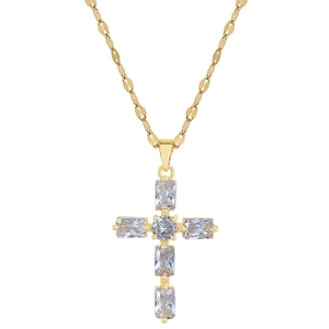 Collier croix en acier titane doré élégant avec zircone cubique sur fond blanc pur