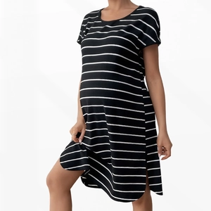 Short sleeve maternity dress with black and white stripes and elastic knit fabric