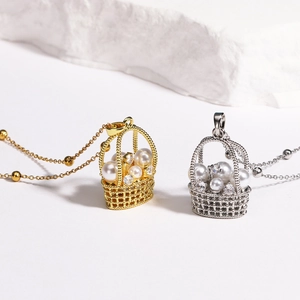 Détail de pendentifs paniers de fleurs or et argent avec perles et petites gemmes