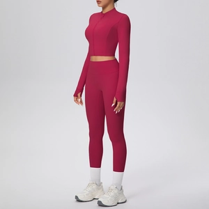 Détail d'un ensemble de yoga taille haute avec veste zippée et passe-pouce prune