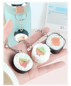 Vista dettagliata dei portachiavi sushi in PVC con texture realistiche di riso e alghe