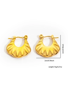 Macro shot of 2cm golden shell texture hoop earrings with size and weight details