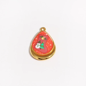 Goldener Tropfenanhänger mit roter Emaille und Motiven von Weihnachtsbaum und Schneemann