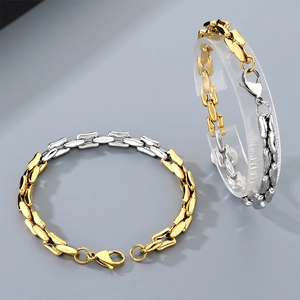 Detalle macro de la pulsera de cadena bicolor oro y plata con acabado de metal pulido