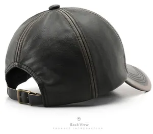 Vue arrière détaillée d'une casquette en cuir noir avec boucle de réglage en métal