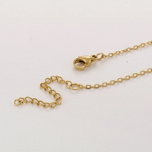 Dettaglio della chiusura a moschettone placcata oro 14k e catena di estensione della collana