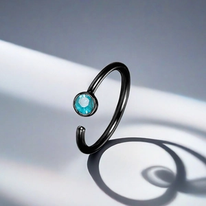 Minimalistischer schwarzer Nasenring aus Edelstahl mit hellem blauem Edelstein