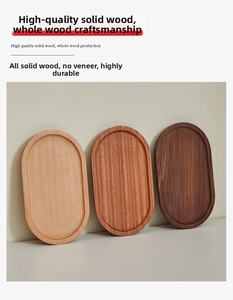 Detail van ovale massief houten dienbladen in walnoot, kersen en beukenhout afwerkingen