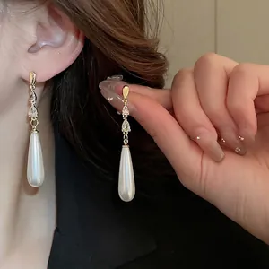 Boucles D'oreilles Pendantes Künstliche Perle Goutte D'eau Rétro Français Cuivre Plaqué Or Avec Zircon Et Tige En Argent 925