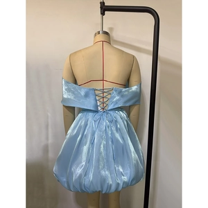 Détail de laçage au dos sur la robe de cocktail bleu clair à ourlet bulle
