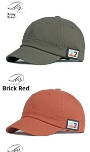 Detailoverzicht van katoenen baseballpetten in legergroen en steenrood met patch-accent