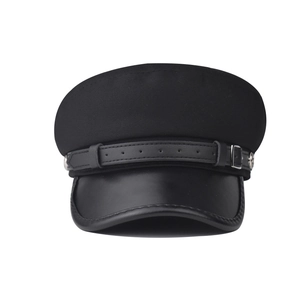 Berretto militare vintage nero con visiera in ecopelle e fibbia metallica su sfondo bianco