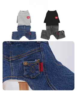 Detail van denim hondensalopette met Cuddle Champ hartpatch en metalen knoopsluitingen