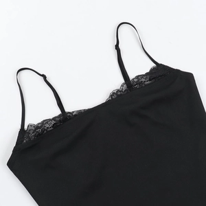 Détail du décolleté en dentelle et des fines bretelles de ce caraco noir style y2k