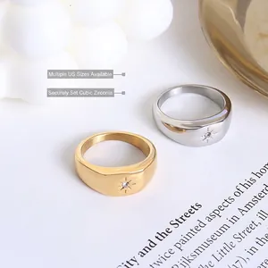 Bague polie gravée d'une étoile avec zircon en or et argent pour un style empilable
