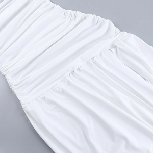 Vue détaillée du design froncé élégant et du tissu blanc lisse de cette robe trapèze