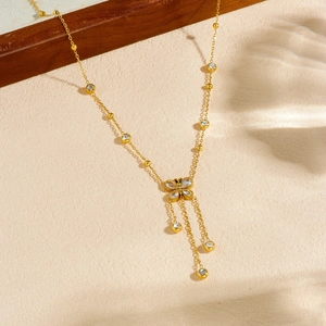Collier papillon doré élégant avec pampilles en zircone et détails de longue frange