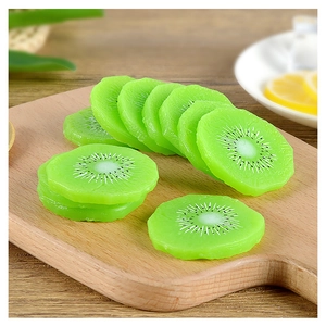 Vue détaillée de tranches de kiwi artificielles avec texture réaliste sur bois