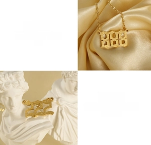 Detail des 222 Nummern-Anhängers mit goldener Sandstrahl-Optik und Karabinerverschluss